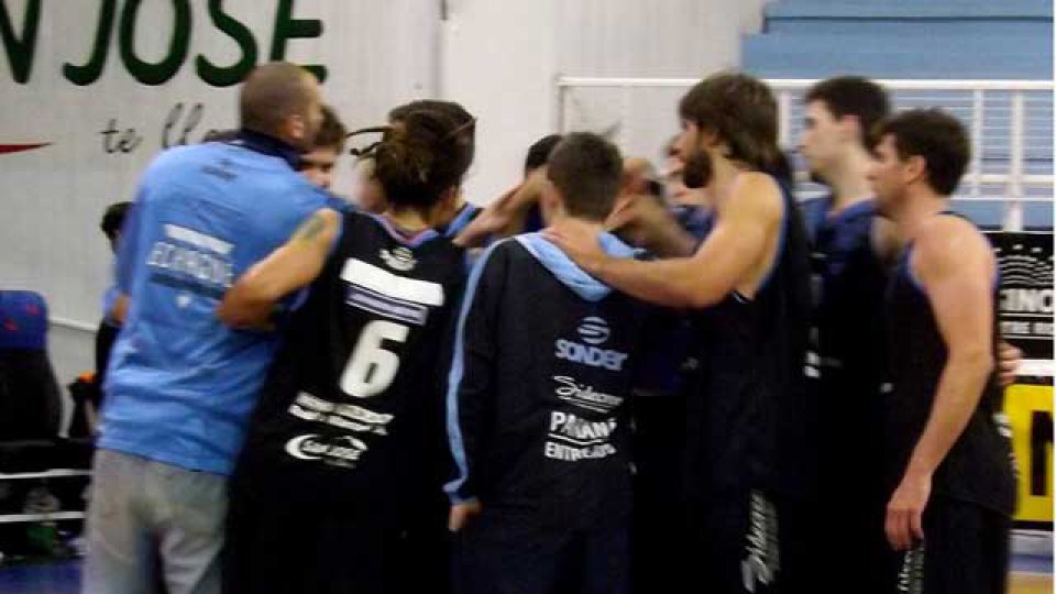 El AEC festejó en el Súper 4. (Foto Basquet Echague)