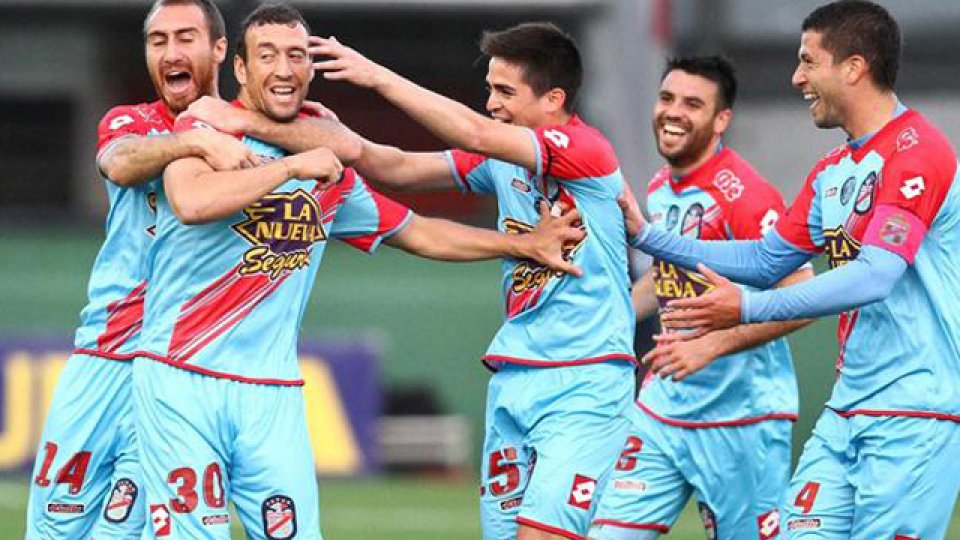 los jugadores del Arse festejan un importante triunfo desde lo an&iacute;mico.