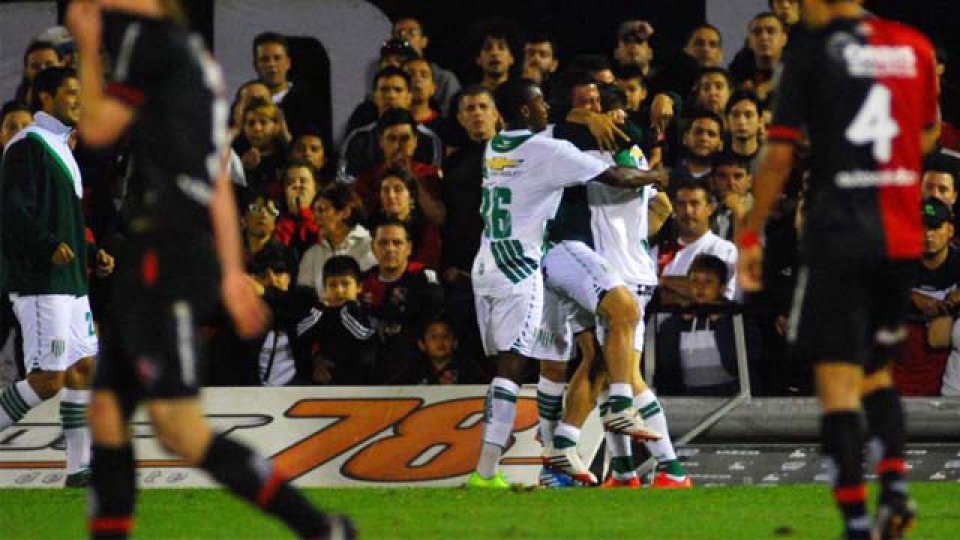 Los jugadores del Taladro festejan su tercera victoria en el campeonato.