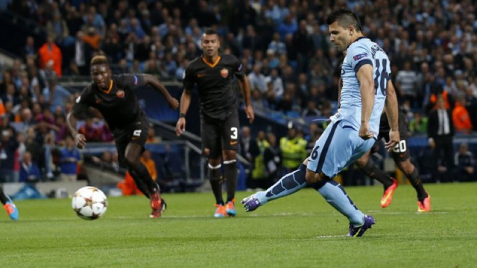 El Kun ya tocó la pelota que se meterá al palo izquierdo del arquero visitante