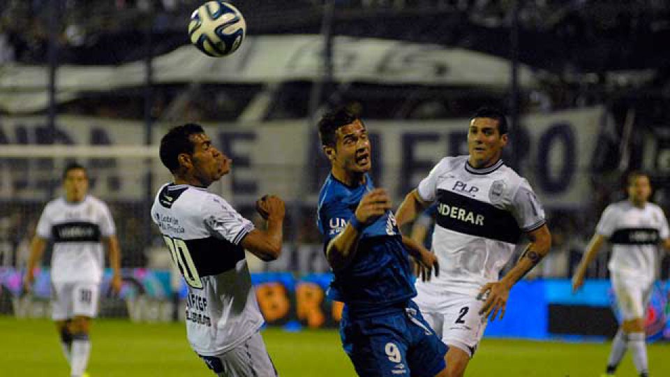 Gimnasia derrot&oacute; a V&eacute;lez en La Plata.