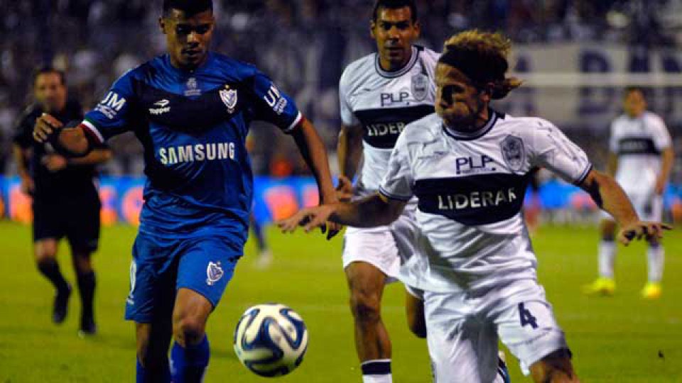 Gimnasia derrot&oacute; a V&eacute;lez en La Plata.