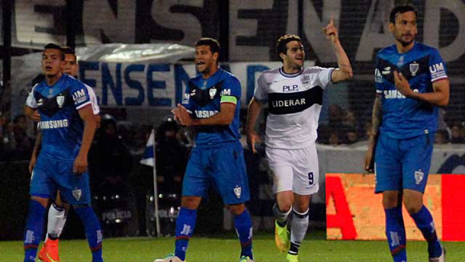 Gimnasia derrot&oacute; a V&eacute;lez en La Plata.