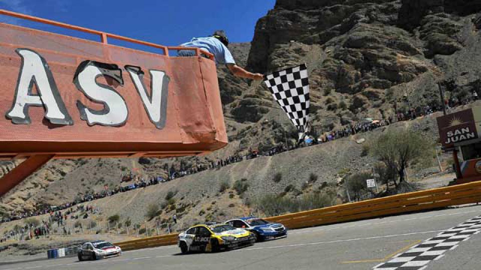 La victoria en la final del Súper TC2000 fue con un polémico final.