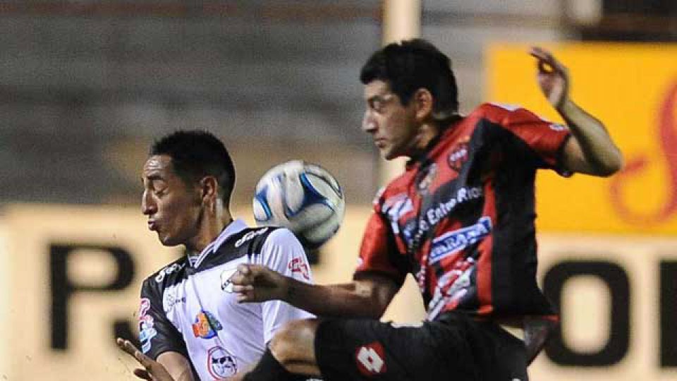 Arraya pelea el balón ante un defensor de All Boys.