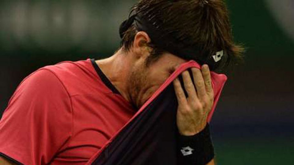 Mayer sufriendo la eliminación en el Masters 1000 de Shanghai.