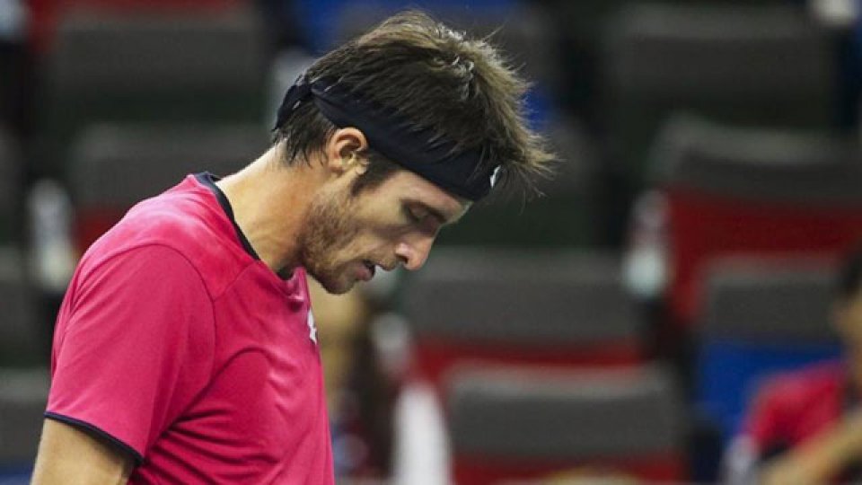 Mayer sufriendo la eliminación en el Masters 1000 de Shanghai.