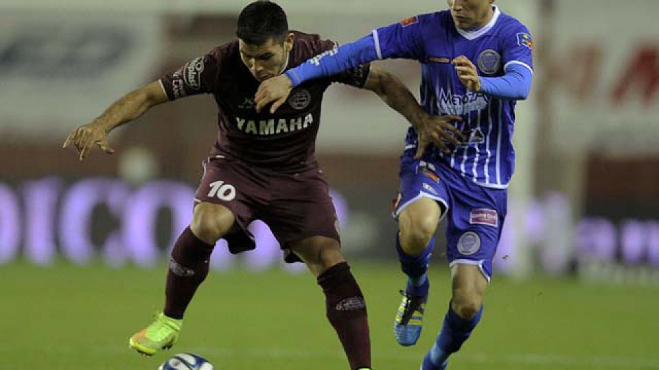 Lan&uacute;s no pudo subirse a la cima del torneo.