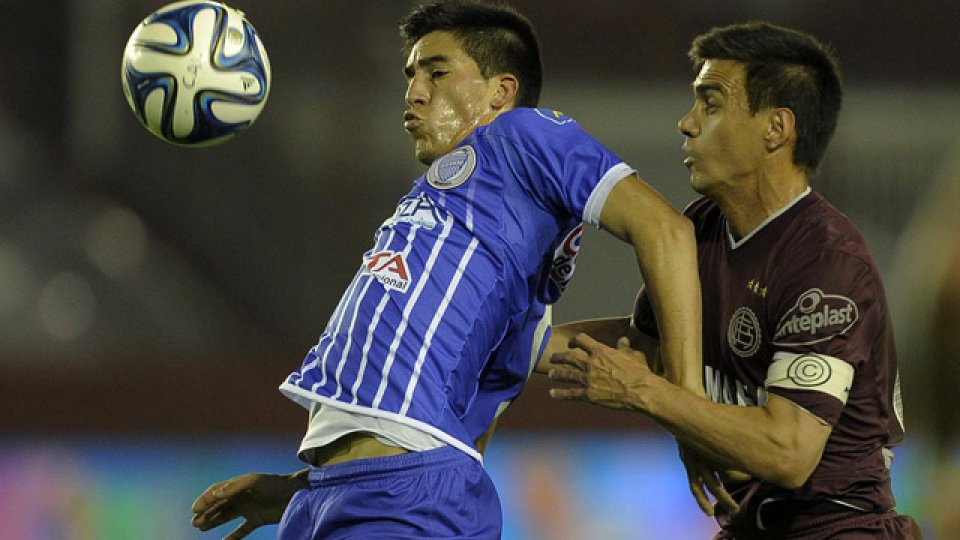 Lan&uacute;s no pudo subirse a la cima del torneo.