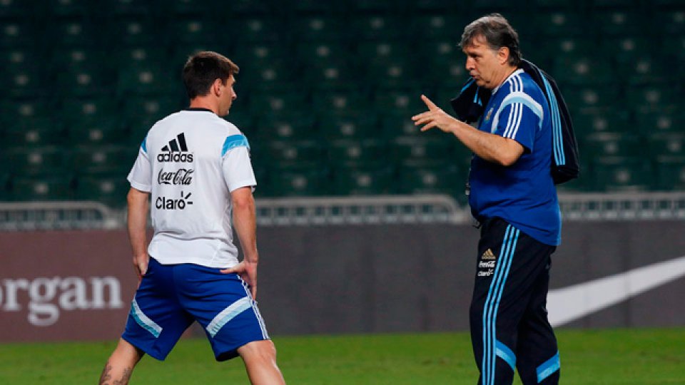 Gerardo Martino, junto a Lionel Messi, en la práctica de la Selección.