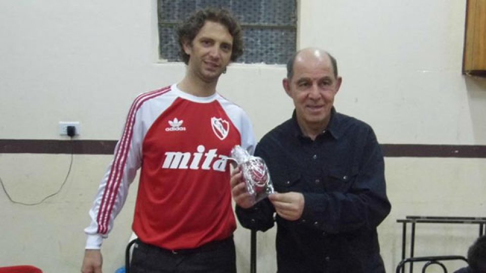 Bochini pasó por Paraná y estuvo en la Peña Roja