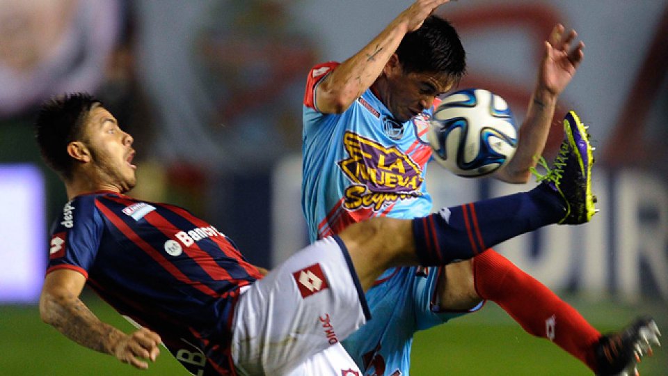 San Lorenzo, en el debut de Yepes, no pudo con Arsenal.