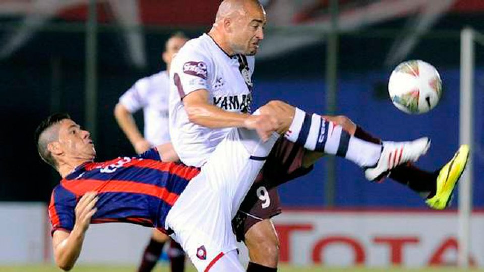 Lanús tropezó con Cerro Porteño en Asunción.