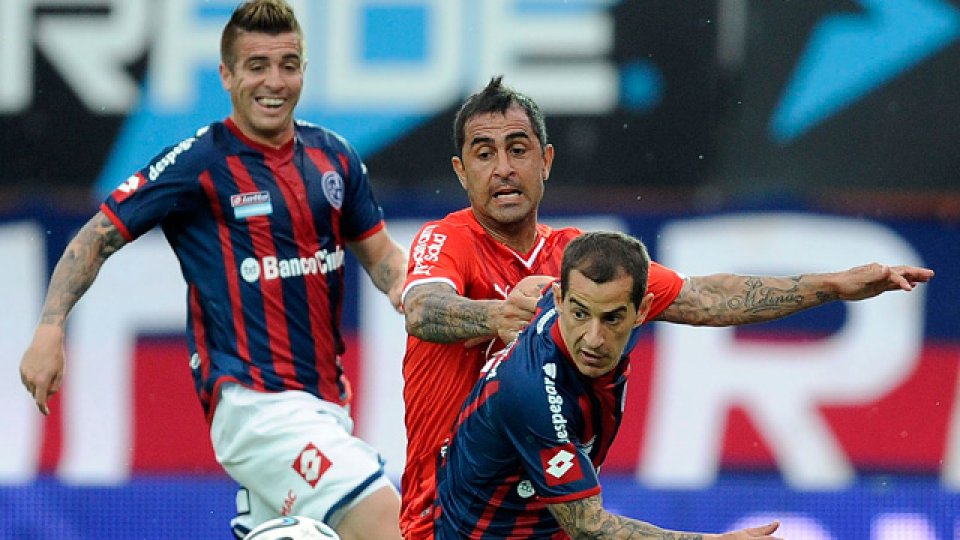 Independiente derrot&oacute; a San Lorenzo y acecha a River.