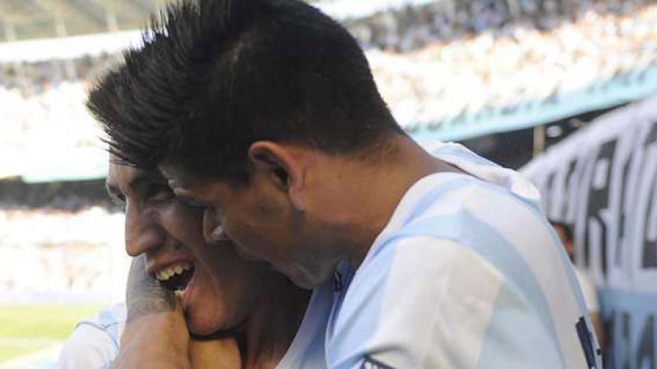 El entrerriano Bou celebra junto a Centuri&oacute;n.