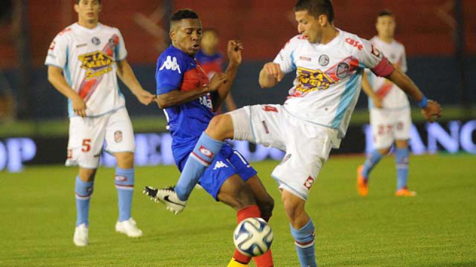 Tigre y Arsenal igualaron en un entretenido partido.