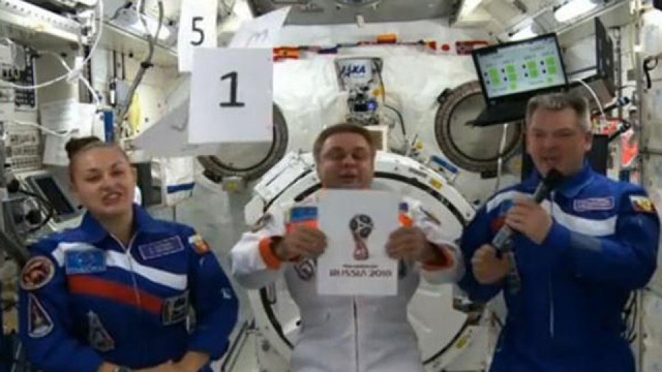 Los tres astronautas que iniciaron el conteo y revelaron el logo.