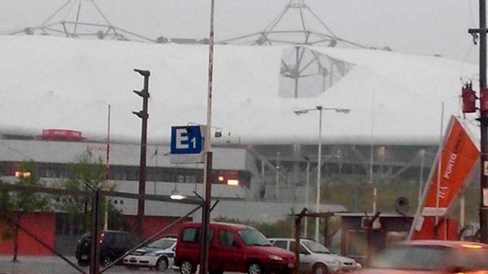 El temporal rompió parte del techo del Estadio Unico de La Plata.