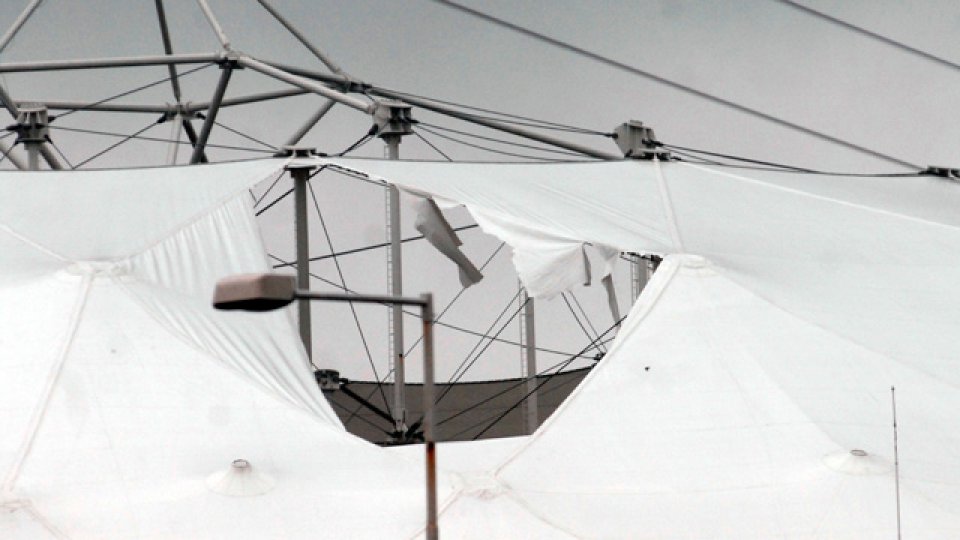 El temporal rompió parte del techo del Estadio Unico de La Plata.