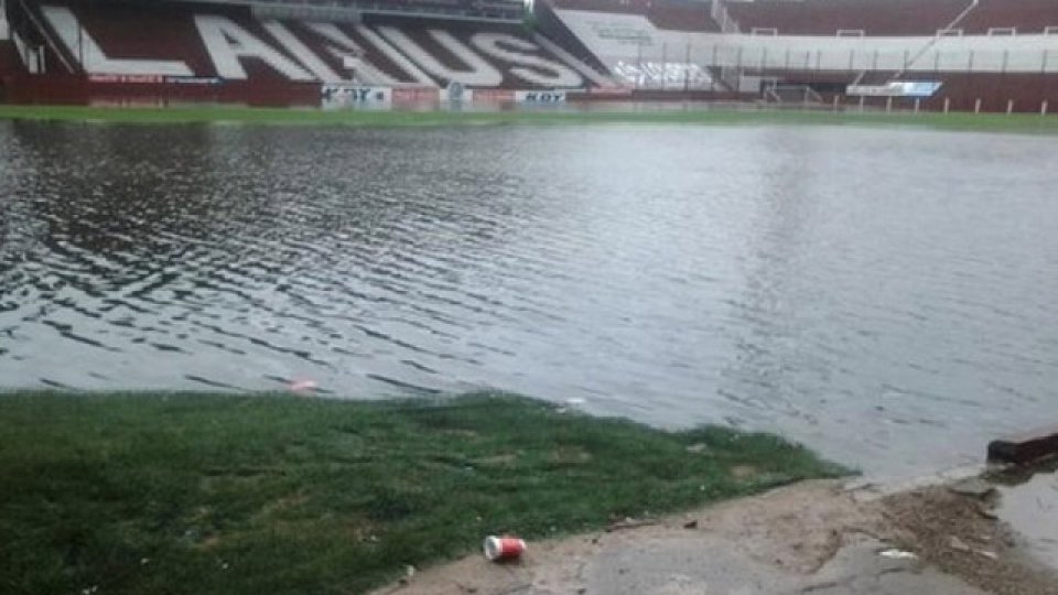 La cancha de Lanús quedó inundada tras el temporal.