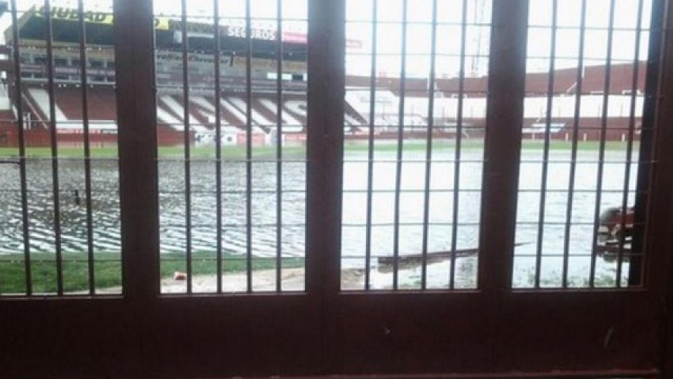 La cancha de Lanús quedó inundada tras el temporal.