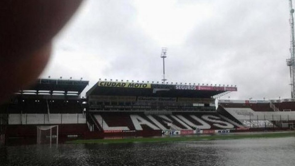 La cancha de Lanús quedó inundada tras el temporal.