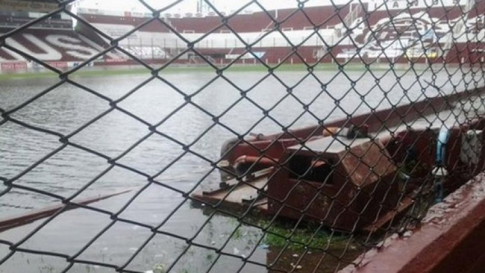 La cancha de Lanús quedó inundada tras el temporal.