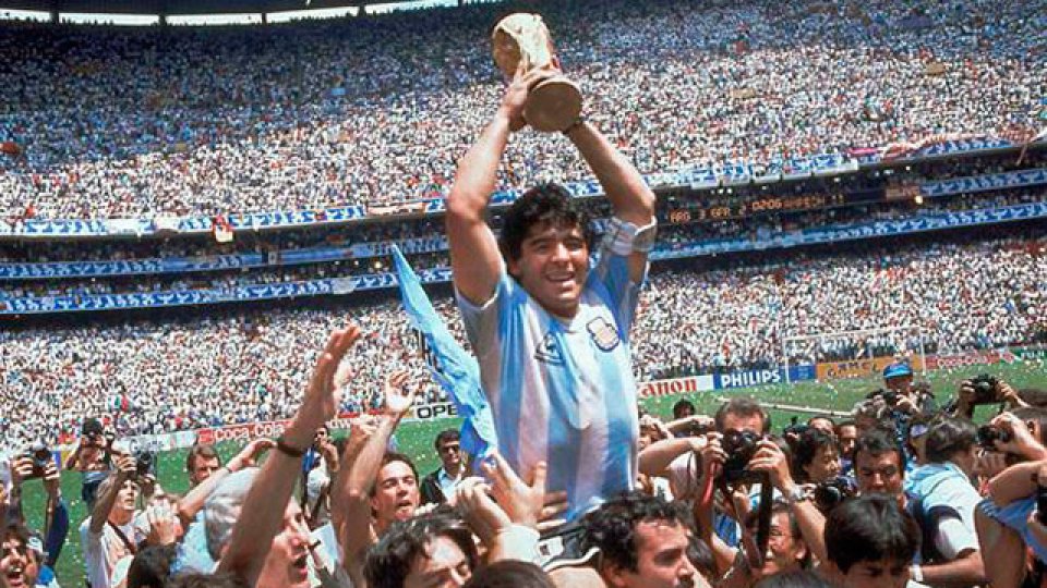 La AFA y los clubes recuerdan a Maradona, quien hoy cumpliría 62 años.