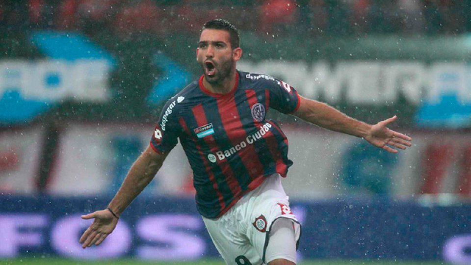 Cauterucco marc&oacute; el primer gol para la victoria de San Lorenzo bajo la lluvia.