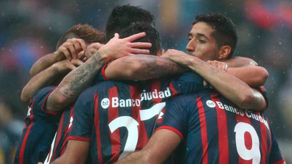 San Lorenzo se qued&oacute; con el cl&aacute;sico y sac&oacute; a Boca de la pelea por el t&iacute;tulo.