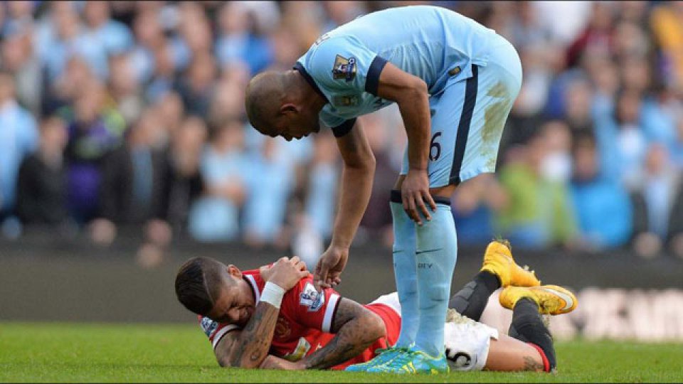 Rojo se dislocó el hombro izquierdo en el clásico de Manchester.