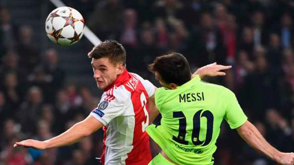 Messi metió el doblete con el que el Barcelona le ganó al Ajax.