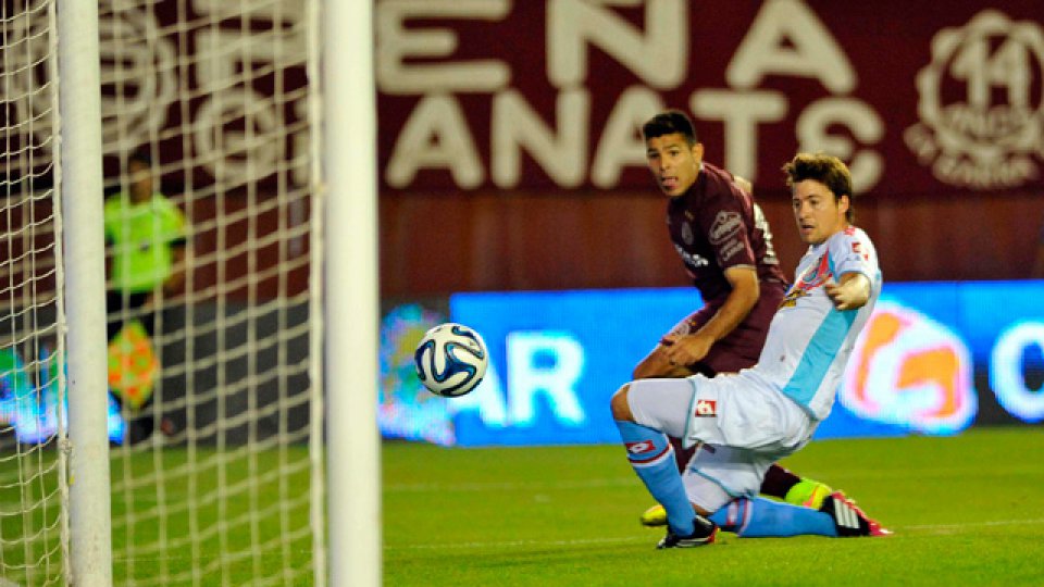 Lan&uacute;s y un ag&oacute;nico empate ante Arsenal.