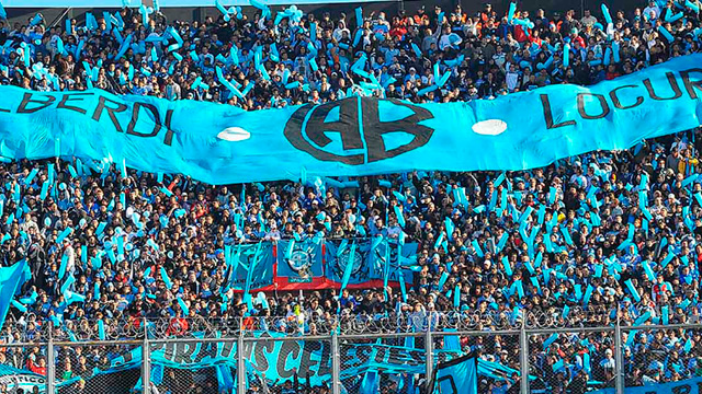 Tragedia en Córdoba: Un hincha de Belgrano murió al caer de una tribuna -  Superdeportivo.com.ar