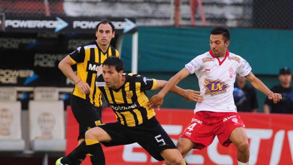 Huracán llegó a los 20 puntos e igualó al Aurinegro en la abla.
