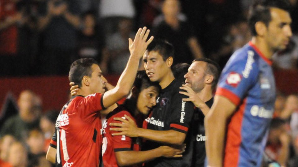 Newell&acute;s derrot&oacute; por 3-1 a San Lorenzo.