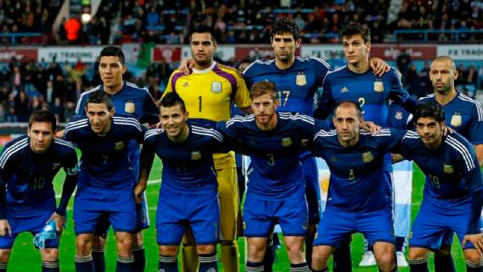 El equipo argentino en el estadio Upton Park de Londres.