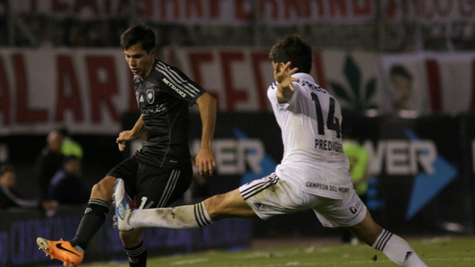 River perdi&oacute; su invicto ante Estudiantes.