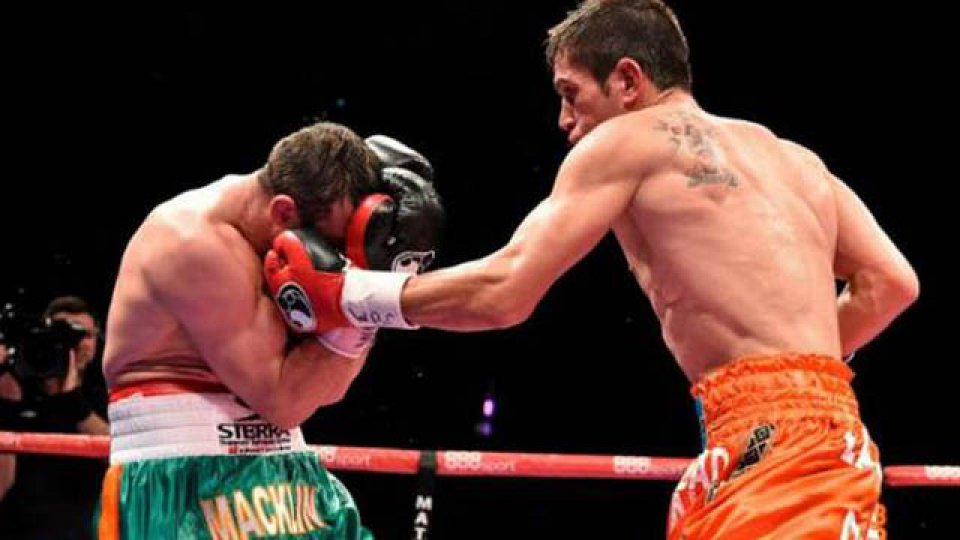 Heiland conecta sobre el cuerpo de Macklin, en Dublín.