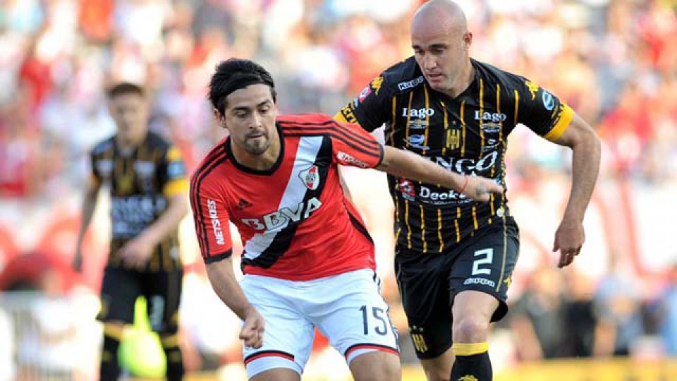 El paranaense Iván Furios sigue de cerca a Leonardo Pisculichi.