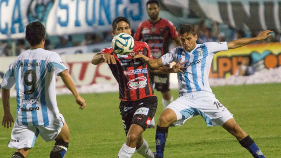 Patronato sumó un punto en tierras tucumanas.