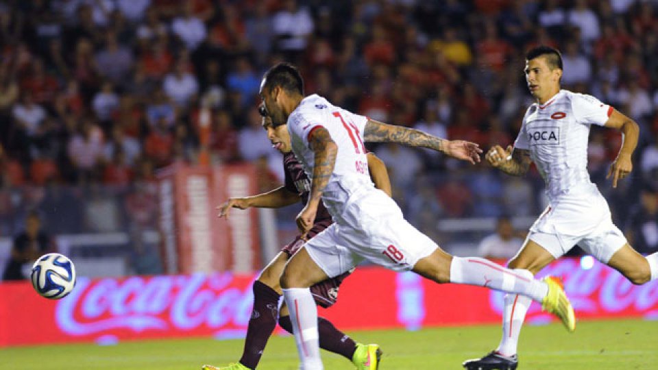 Independiente vapule&oacute; a Lan&uacute;s y dej&oacute; a River como &uacute;nico l&iacute;der.