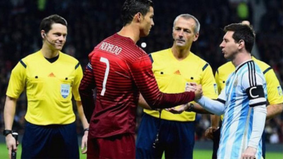 La Pulga y CR7 en el saludo inicial.
