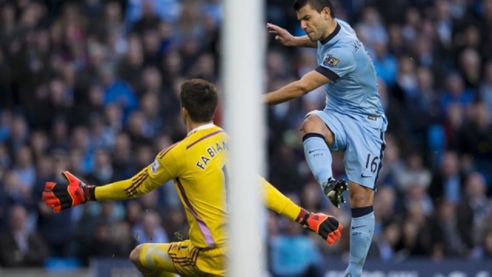 Agüero intenta maniobrar durante el partido entre Manchester City y Swansea.