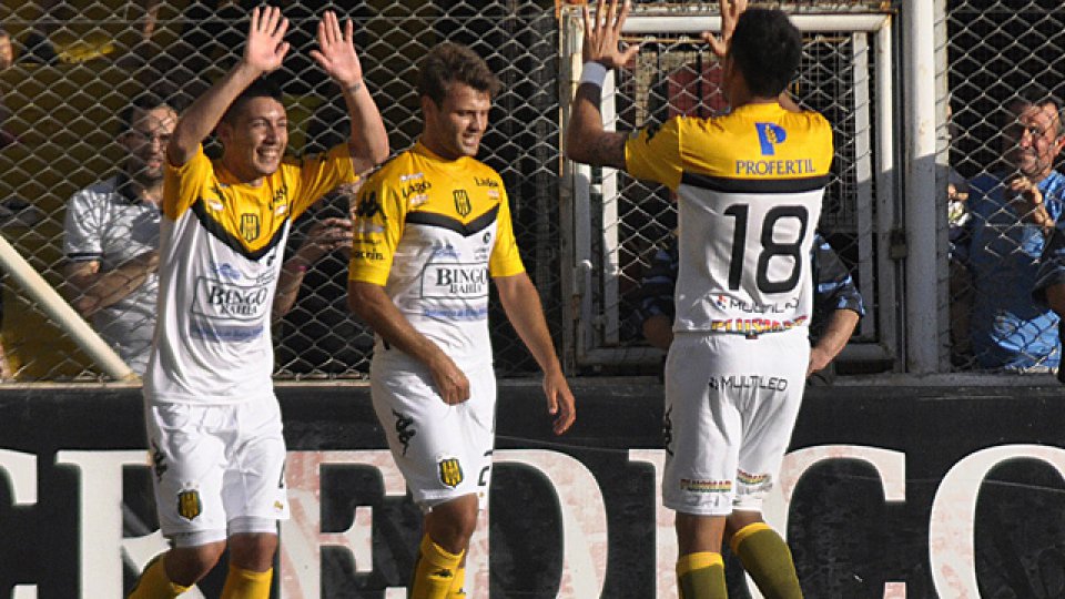 Adrián Martínez abrió la cuenta para el local.