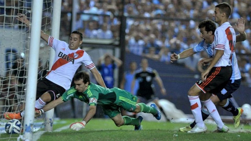 La carambola que derivó en el gol qque le dio la victoria a Racing.