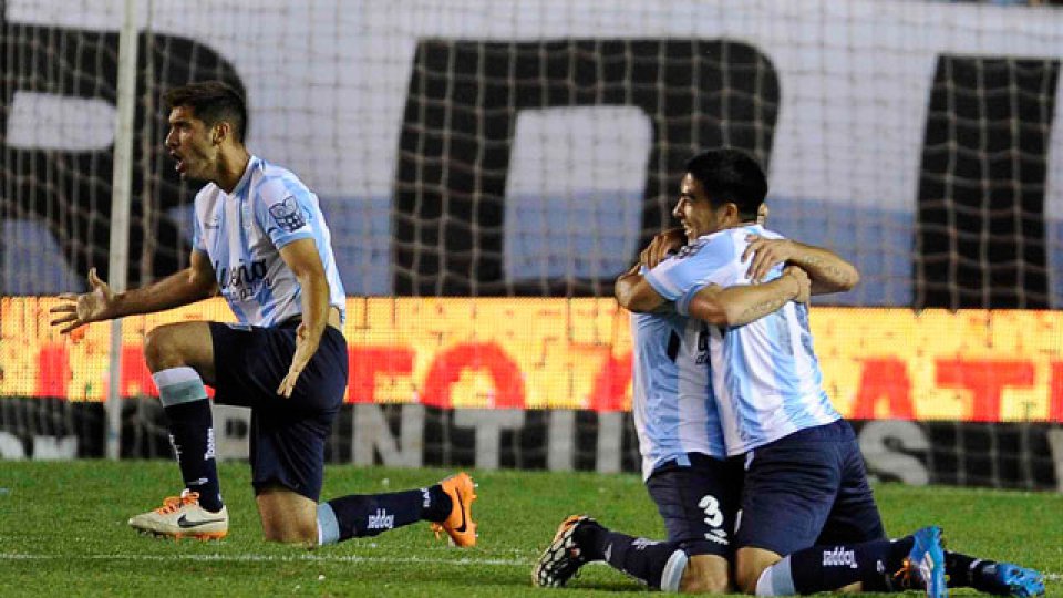 Los jugadores de Racing celebran el único gol del partido.
