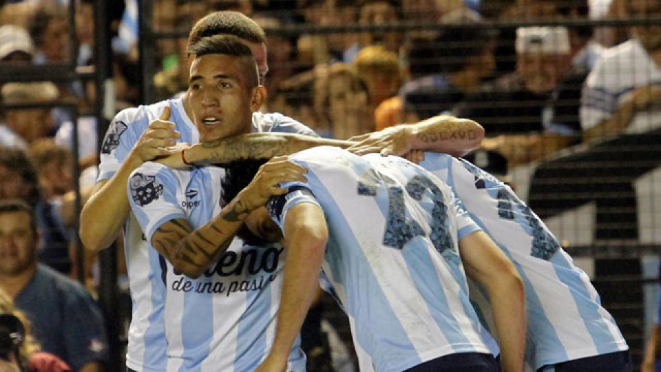 Los jugadores de Racing celebran el único gol del partido.
