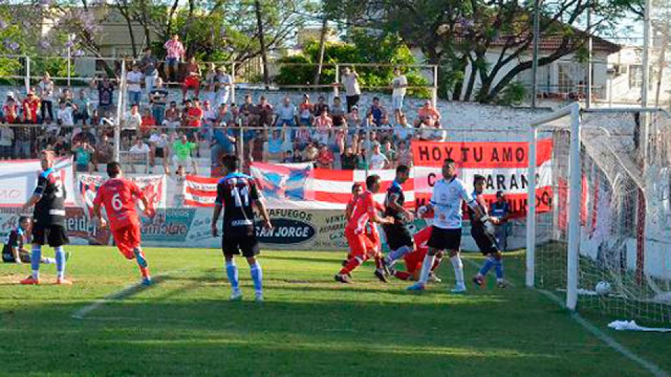 Atlético Paraná goleó a Unión Aconquija.