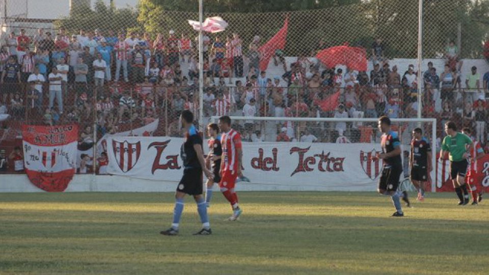 Atlético Paraná goleó a Unión Aconquija.